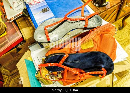 Reparatur Schuhe im Schuhe und Schlüsseldienst Saladauski Hannover .Linden. Stockfoto