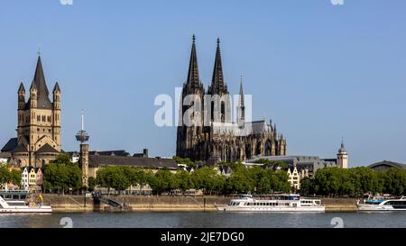 An einem warmen, sonnigen Tag trifft sich eine große Gruppe von Menschen in die Kölner Altstadt Stockfoto