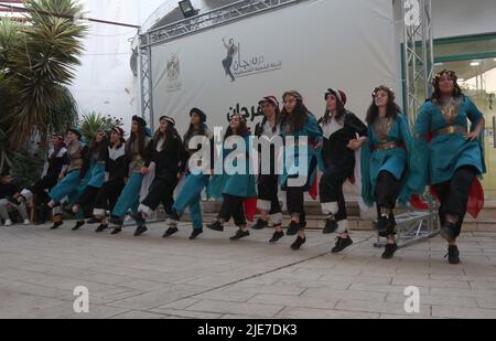 Nablus. 25.. Juni 2022. Die Menschen führen den traditionellen Tanz Dabke während des palästinensischen Volksfestes Dabke am 25. Juni 2022 in der Stadt Nablus im Westjordanland auf. Quelle: Nidal Eshtayeh/Xinhua/Alamy Live News Stockfoto