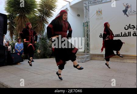 Nablus. 25.. Juni 2022. Die Menschen führen den traditionellen Tanz Dabke während des palästinensischen Volksfestes Dabke am 25. Juni 2022 in der Stadt Nablus im Westjordanland auf. Quelle: Nidal Eshtayeh/Xinhua/Alamy Live News Stockfoto