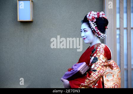 Dame im Gion District, Kyoto, Japan, mit Kimono im Maiko-Stil (Geisha-Trainee) Stockfoto