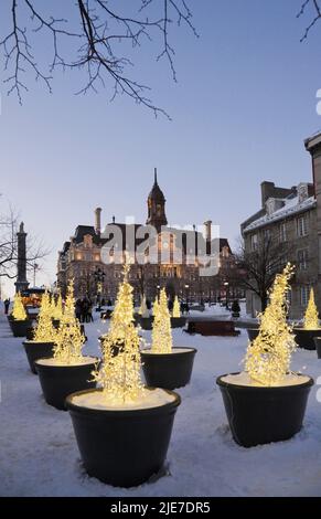 Place Jacques Cartier und Rathaus mit Weihnachtsschmuck im Winter in der Dämmerung, Old Montreal, Quebec, Kanada. Stockfoto