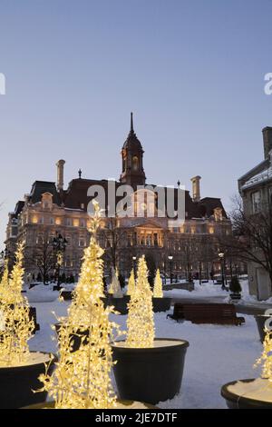 Place Jacques Cartier und Rathaus mit Weihnachtsschmuck im Winter in der Dämmerung, Old Montreal, Quebec, Kanada. Stockfoto