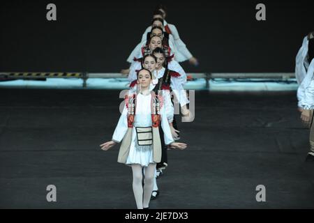 Tirana, Albanien. 24.. Juni 2022. Albanische Volkstänzer mit traditionellen Kostümen treten im Amphitheater der Stadt auf (Bild: © Ervin Shulku/ZUMA Press Wire) Stockfoto