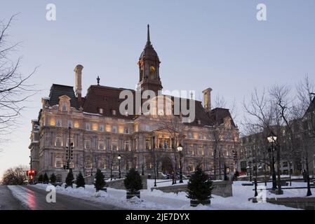 Place Jacques Cartier und Rathaus mit Weihnachtsschmuck im Winter in der Dämmerung, Old Montreal, Quebec, Kanada. Stockfoto