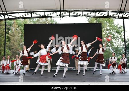 Tirana, Albanien. 24.. Juni 2022. Albanische Volkstänzer mit traditionellen Kostümen treten im Amphitheater der Stadt auf (Bild: © Ervin Shulku/ZUMA Press Wire) Stockfoto