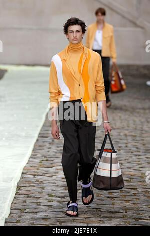 Paris, Frankreich. 25.. Juni 2022. Ein Modell präsentiert eine Kreation aus der Frühjahr/Sommer 2023-Kollektion von Hermes während der Men's Fashion Week in Paris, Frankreich, am 25. Juni 2022. Quelle: Piero Biasion/Xinhua/Alamy Live News Stockfoto