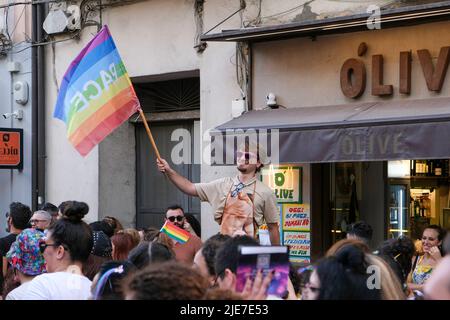 25. Juni 2022, aversa, Campania, ITALIA: 06/25/2022 Aversa, Heute Nachmittag drangen die Regenbogenfahnen in den Straßen von Aversa ein, anlässlich der Demonstration für homosexuellen, bisexuellen und transsexuellen Stolz, die in „Aversa Pride 2022“ umbenannt wurde (Bildquelle: © Fabio Sasso/ZUMA Press Wire) Stockfoto