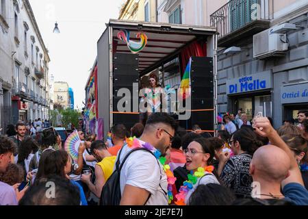 25. Juni 2022, aversa, Campania, ITALIA: 06/25/2022 Aversa, Heute Nachmittag drangen die Regenbogenfahnen in den Straßen von Aversa ein, anlässlich der Demonstration für homosexuellen, bisexuellen und transsexuellen Stolz, die in „Aversa Pride 2022“ umbenannt wurde (Bildquelle: © Fabio Sasso/ZUMA Press Wire) Stockfoto