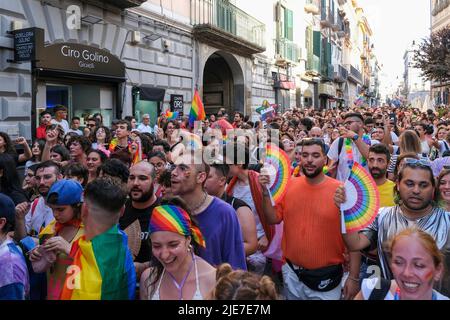 25. Juni 2022, aversa, Campania, ITALIA: 06/25/2022 Aversa, Heute Nachmittag drangen die Regenbogenfahnen in den Straßen von Aversa ein, anlässlich der Demonstration für homosexuellen, bisexuellen und transsexuellen Stolz, die in „Aversa Pride 2022“ umbenannt wurde (Bildquelle: © Fabio Sasso/ZUMA Press Wire) Stockfoto