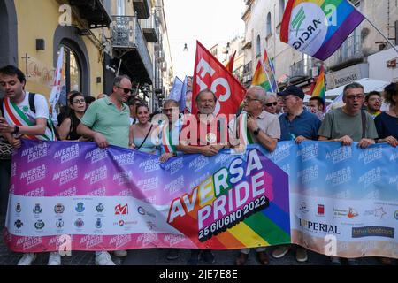 25. Juni 2022, aversa, Campania, ITALIA: 06/25/2022 Aversa, Heute Nachmittag drangen die Regenbogenfahnen in den Straßen von Aversa ein, anlässlich der Demonstration für homosexuellen, bisexuellen und transsexuellen Stolz, die in „Aversa Pride 2022“ umbenannt wurde (Bildquelle: © Fabio Sasso/ZUMA Press Wire) Stockfoto