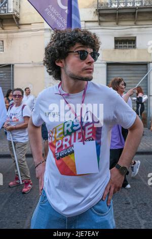 25. Juni 2022, aversa, Campania, ITALIA: 06/25/2022 Aversa, Heute Nachmittag drangen die Regenbogenfahnen in den Straßen von Aversa ein, anlässlich der Demonstration für homosexuellen, bisexuellen und transsexuellen Stolz, die in „Aversa Pride 2022“ umbenannt wurde (Bildquelle: © Fabio Sasso/ZUMA Press Wire) Stockfoto