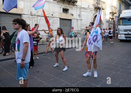 25. Juni 2022, aversa, Campania, ITALIA: 06/25/2022 Aversa, Heute Nachmittag drangen die Regenbogenfahnen in den Straßen von Aversa ein, anlässlich der Demonstration für homosexuellen, bisexuellen und transsexuellen Stolz, die in „Aversa Pride 2022“ umbenannt wurde (Bildquelle: © Fabio Sasso/ZUMA Press Wire) Stockfoto