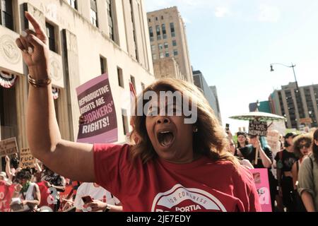 Detroit, Usa. 24.. Juni 2022. Der Protestierende singt Slogans während der Demonstration. Hunderte von Demonstranten protestierten auf den Straßen von Detroit, Michigan, gegen die Entscheidung des Obersten Gerichtshofs der USA, Roe v. Wade zu stürzen und das verfassungsmäßige Recht auf Abtreibung abzuschaffen. Die Ankündigung kam am Freitagmorgen, und am Ende des Tages hatten 11 Staaten illegalen oder stark eingeschränkten Zugang zu Abtreibungen gemacht. Kredit: SOPA Images Limited/Alamy Live Nachrichten Stockfoto