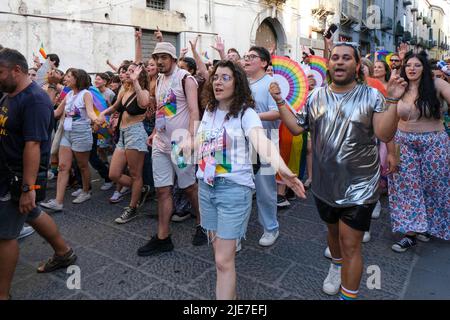 25. Juni 2022, aversa, Campania, ITALIA: 06/25/2022 Aversa, Heute Nachmittag drangen die Regenbogenfahnen in den Straßen von Aversa ein, anlässlich der Demonstration für homosexuellen, bisexuellen und transsexuellen Stolz, die in „Aversa Pride 2022“ umbenannt wurde (Bildquelle: © Fabio Sasso/ZUMA Press Wire) Stockfoto