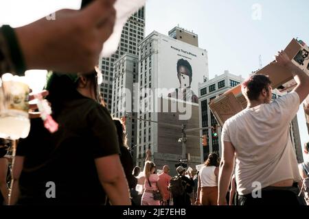 Detroit, Usa. 24.. Juni 2022. Während der Demonstration marschieren die Demonstranten in der Innenstadt von Detroit. Hunderte von Demonstranten protestierten auf den Straßen von Detroit, Michigan, gegen die Entscheidung des Obersten Gerichtshofs der USA, Roe v. Wade zu stürzen und das verfassungsmäßige Recht auf Abtreibung abzuschaffen. Die Ankündigung kam am Freitagmorgen, und am Ende des Tages hatten 11 Staaten illegalen oder stark eingeschränkten Zugang zu Abtreibungen gemacht. Kredit: SOPA Images Limited/Alamy Live Nachrichten Stockfoto