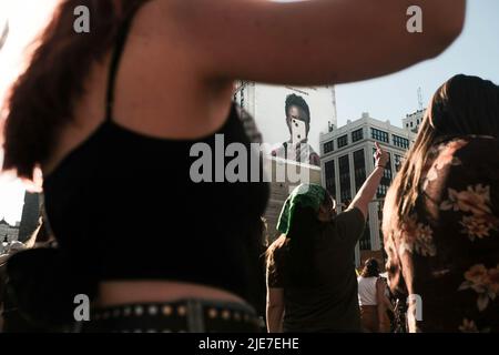 Detroit, Usa. 24.. Juni 2022. Während der Demonstration marschieren die Demonstranten in der Innenstadt von Detroit. Hunderte von Demonstranten protestierten auf den Straßen von Detroit, Michigan, gegen die Entscheidung des Obersten Gerichtshofs der USA, Roe v. Wade zu stürzen und das verfassungsmäßige Recht auf Abtreibung abzuschaffen. Die Ankündigung kam am Freitagmorgen, und am Ende des Tages hatten 11 Staaten illegalen oder stark eingeschränkten Zugang zu Abtreibungen gemacht. Kredit: SOPA Images Limited/Alamy Live Nachrichten Stockfoto