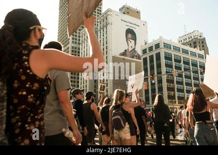 Detroit, Usa. 24.. Juni 2022. Während der Demonstration marschieren die Demonstranten in der Innenstadt von Detroit. Hunderte von Demonstranten protestierten auf den Straßen von Detroit, Michigan, gegen die Entscheidung des Obersten Gerichtshofs der USA, Roe v. Wade zu stürzen und das verfassungsmäßige Recht auf Abtreibung abzuschaffen. Die Ankündigung kam am Freitagmorgen, und am Ende des Tages hatten 11 Staaten illegalen oder stark eingeschränkten Zugang zu Abtreibungen gemacht. Kredit: SOPA Images Limited/Alamy Live Nachrichten Stockfoto