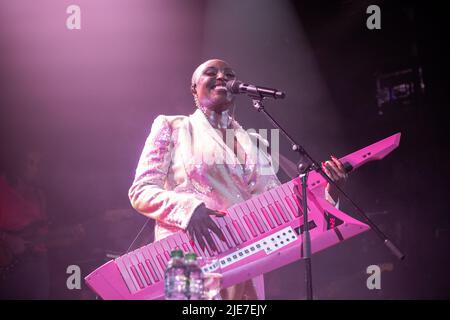 Laura Mvula spielt ihre erste Live-Show in London in der Islington Assembly Hall mit: Laura Mvula wo: London, Großbritannien Wann: 02 Sep 2021 Credit: Phil Lewis/WENN Stockfoto