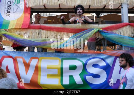 25. Juni 2022, aversa, Campania, ITALIA: 06/25/2022 Aversa, Heute Nachmittag drangen die Regenbogenfahnen in den Straßen von Aversa ein, anlässlich der Demonstration für homosexuellen, bisexuellen und transsexuellen Stolz, die in „Aversa Pride 2022“ umbenannt wurde (Bildquelle: © Fabio Sasso/ZUMA Press Wire) Stockfoto