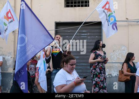 25. Juni 2022, aversa, Campania, ITALIA: 06/25/2022 Aversa, Heute Nachmittag drangen die Regenbogenfahnen in den Straßen von Aversa ein, anlässlich der Demonstration für homosexuellen, bisexuellen und transsexuellen Stolz, die in „Aversa Pride 2022“ umbenannt wurde (Bildquelle: © Fabio Sasso/ZUMA Press Wire) Stockfoto