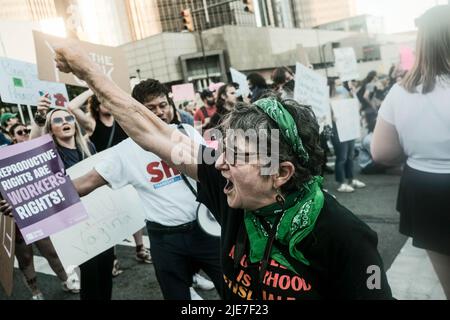 Detroit, Usa. 24.. Juni 2022. Ein Protestler ruft während der Demonstration Slogans. Hunderte von Demonstranten protestierten auf den Straßen von Detroit, Michigan, gegen die Entscheidung des Obersten Gerichtshofs der USA, Roe v. Wade zu stürzen und das verfassungsmäßige Recht auf Abtreibung abzuschaffen. Die Ankündigung kam am Freitagmorgen, und am Ende des Tages hatten 11 Staaten illegalen oder stark eingeschränkten Zugang zu Abtreibungen gemacht. (Foto: Matthew Hatcher/SOPA Images/Sipa USA) Quelle: SIPA USA/Alamy Live News Stockfoto