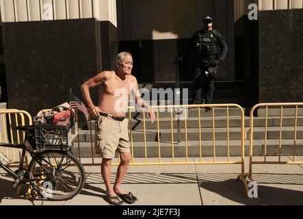 Detroit, Usa. 24.. Juni 2022. Während der Demonstration wacht ein Polizeibeamter über Demonstranten vor dem US-Gerichtsgebäude Theodore Levin. Hunderte von Demonstranten protestierten auf den Straßen von Detroit, Michigan, gegen die Entscheidung des Obersten Gerichtshofs der USA, Roe v. Wade zu stürzen und das verfassungsmäßige Recht auf Abtreibung abzuschaffen. Die Ankündigung kam am Freitagmorgen, und am Ende des Tages hatten 11 Staaten illegalen oder stark eingeschränkten Zugang zu Abtreibungen gemacht. (Foto: Matthew Hatcher/SOPA Images/Sipa USA) Quelle: SIPA USA/Alamy Live News Stockfoto