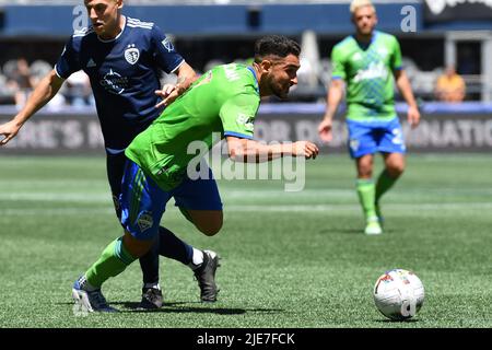 Seattle, WA, USA. 25.. Juni 2022. Beim MLS-Fußballspiel zwischen Sporting KC und Seattle Sounders FC im Lumen Field in Seattle, WA, wird der Mittelfeldspieler Cristian Roldan aus Seattle Sounders ins Feld gestolpert. Seattle besiegte Kansas City 3-0. Steve Faber/CSM/Alamy Live News Stockfoto