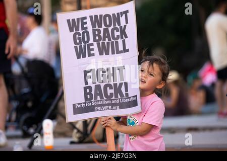 Los Angeles, Kalifornien, USA - 25. Juni 2022: Aktivisten protestieren gegen den Fall von Roe gegen Wade durch den Obersten Gerichtshof. Stockfoto