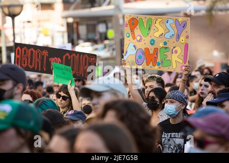 Los Angeles, Kalifornien, USA - 25. Juni 2022: Aktivisten protestieren gegen den Fall von Roe gegen Wade durch den Obersten Gerichtshof. Stockfoto