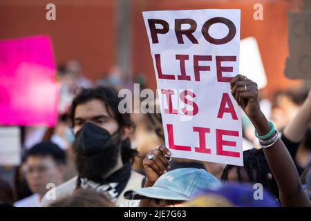 Los Angeles, Kalifornien, USA - 25. Juni 2022: Aktivisten protestieren gegen den Fall von Roe gegen Wade durch den Obersten Gerichtshof. Stockfoto