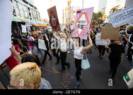 Los Angeles, Kalifornien, USA - 25. Juni 2022: Aktivisten protestieren gegen den Fall von Roe gegen Wade durch den Obersten Gerichtshof. Stockfoto