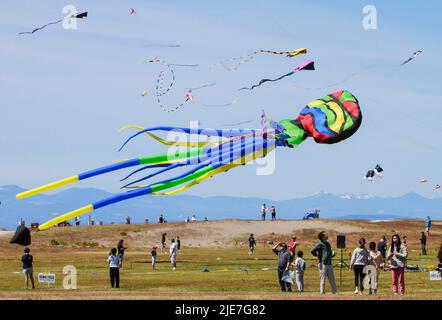 Richmond, Kanada. 25.. Juni 2022. Menschen fliegen Drachen während des Pacific Rim Kite Festivals im Garry Point Park in Richmond, British Columbia, Kanada, am 25. Juni 2022. Quelle: Liang Sen/Xinhua/Alamy Live News Stockfoto