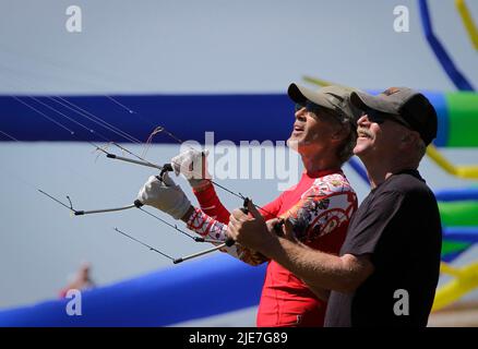 Richmond, Kanada. 25.. Juni 2022. Menschen fliegen Drachen während des Pacific Rim Kite Festivals im Garry Point Park in Richmond, British Columbia, Kanada, am 25. Juni 2022. Quelle: Liang Sen/Xinhua/Alamy Live News Stockfoto