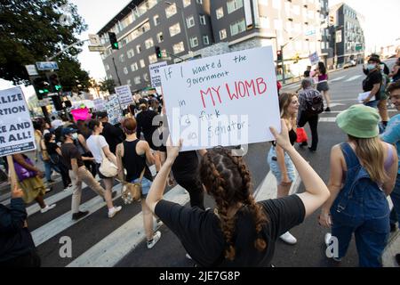 Los Angeles, Kalifornien, USA - 25. Juni 2022: Aktivisten protestieren gegen den Fall von Roe gegen Wade durch den Obersten Gerichtshof. Stockfoto