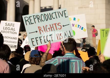 Los Angeles, Kalifornien, USA - 25. Juni 2022: Aktivisten protestieren gegen den Fall von Roe gegen Wade durch den Obersten Gerichtshof. Stockfoto