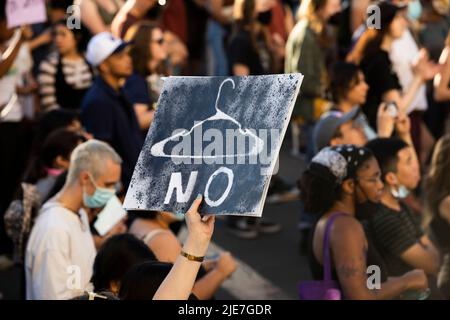 Los Angeles, Kalifornien, USA - 25. Juni 2022: Aktivisten protestieren gegen den Fall von Roe gegen Wade durch den Obersten Gerichtshof. Stockfoto