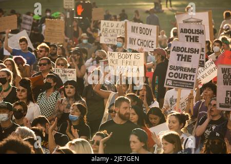 Los Angeles, Kalifornien, USA - 25. Juni 2022: Aktivisten protestieren gegen den Fall von Roe gegen Wade durch den Obersten Gerichtshof. Stockfoto