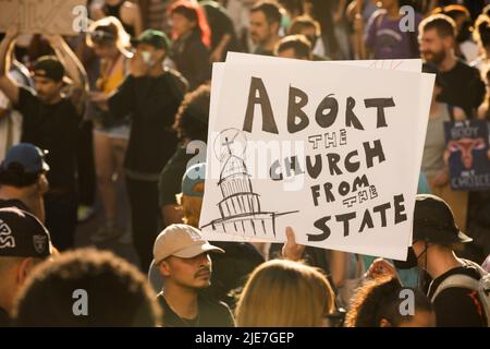 Los Angeles, Kalifornien, USA - 25. Juni 2022: Aktivisten protestieren gegen den Fall von Roe gegen Wade durch den Obersten Gerichtshof. Stockfoto