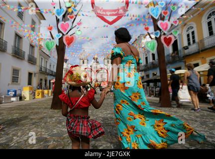 salvador, bahia, brasilien - 24. juni 2022: Kind mit typischen rothalsigen Kleidern während der Sao Joao Party im historischen Zentrum von Pelourino der Stadt Salvado Stockfoto