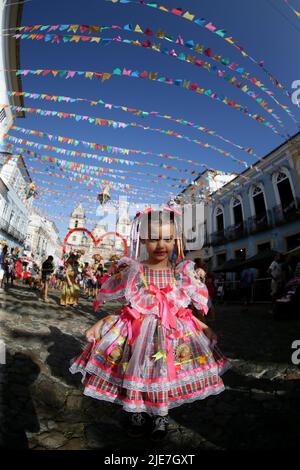 salvador, bahia, brasilien - 24. juni 2022: Kind mit typischen rothalsigen Kleidern während der Sao Joao Party im historischen Zentrum von Pelourino der Stadt Salvado Stockfoto