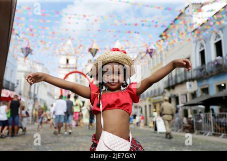 salvador, bahia, brasilien - 24. juni 2022: Kind mit typischen rothalsigen Kleidern während der Sao Joao Party im historischen Zentrum von Pelourino der Stadt Salvado Stockfoto