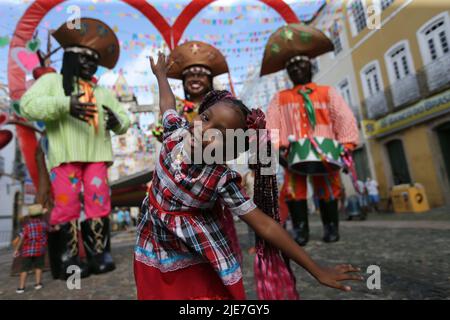 salvador, bahia, brasilien - 24. juni 2022: Kind mit typischen rothalsigen Kleidern während der Sao Joao Party im historischen Zentrum von Pelourino der Stadt Salvado Stockfoto