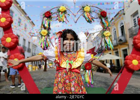 salvador, bahia, brasilien - 24. juni 2022: Kind mit typischen rothalsigen Kleidern während der Sao Joao Party im historischen Zentrum von Pelourino der Stadt Salvado Stockfoto