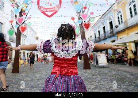 salvador, bahia, brasilien - 24. juni 2022: Kind mit typischen rothalsigen Kleidern während der Sao Joao Party im historischen Zentrum von Pelourino der Stadt Salvado Stockfoto