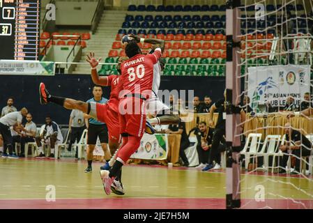 Hyderabad, Telangana, Indien. 25.. Juni 2022. 24. Asian Mens Club League Champion Tag 4 der Vorrunde 4 Gruppe b Spiel zwischen AL Najma gegen AL Kuwait.AL Najma schlägt Al Kuwait mit einem Margian Tor.Endstand AL Najma 30 - Al Kuwait 29. (Bild: © Varun Kumar Mukhia/Pacific Press via ZUMA Press Wire) Stockfoto