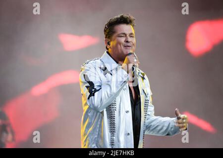 Madrid, Spanien. 25.. Juni 2022. Carlos Vives tritt während des Jubiläumskonzerts 30. von Cadena 100 im Wanda Metropolitano in Madrid auf. Der Radiosender feiert das Cadena100 30.-jährige Konzert unter Beteiligung nationaler und internationaler Künstler. Ein musikalisches Ereignis, das drei Jahrzehnte auf der musikalischen Vielfalt der Lüftung feiert. (Foto: Atilano Garcia/SOPA Images/Sipa USA) Quelle: SIPA USA/Alamy Live News Stockfoto