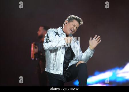 Madrid, Spanien. 25.. Juni 2022. Carlos Vives tritt während des Jubiläumskonzerts 30. von Cadena 100 im Wanda Metropolitano in Madrid auf. Der Radiosender feiert das Cadena100 30.-jährige Konzert unter Beteiligung nationaler und internationaler Künstler. Ein musikalisches Ereignis, das drei Jahrzehnte auf der musikalischen Vielfalt der Lüftung feiert. (Foto: Atilano Garcia/SOPA Images/Sipa USA) Quelle: SIPA USA/Alamy Live News Stockfoto