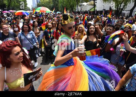 Mexiko-Stadt, Mexiko-Stadt, Mexiko. 25.. Juni 2022. 25. Juni 2022, Mexiko-Stadt, Mexiko: Tausende von LGBBTTIQ-Mitgliedern treffen sich am Angel of Independence, um an der bunten Parade im Rahmen des jährlichen Pride march 44. teilzunehmen. Menschen aus der ganzen Welt nehmen an der weltweiten Feier des Pride Teil und gedenken der Steinwall-Unruhen. Am 25. Juni 2022 in Mexiko-Stadt, Mexiko. (Bild: © Carlos Tischler/eyepix via ZUMA Press Wire) Bild: ZUMA Press, Inc./Alamy Live News Stockfoto