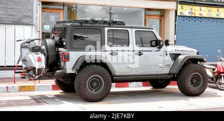 Jeep Wrangler Rubicon SUV 4 x 4 Geländewagen mit einer hinten montierten Vespa Piaggio Roller Stockfoto